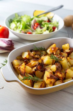 Kavrulmuş patates çanağı