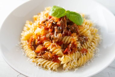 Düdük makarna ile kuzu, fincan domates sosu ve pecorino peyniri 