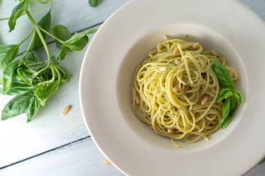 Pesto soslu spagetti yemek Akdeniz yemekleri 
