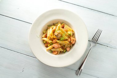 Pişmiş somon, kabak ve bottarga ile İtalyan makarna Tabağı 