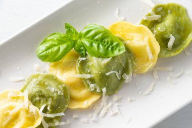 tereyağı ve peynir ile lezzetli ravioli çanak 