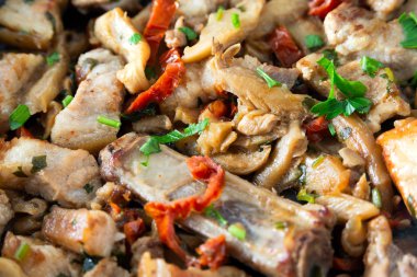 Tavada sebzeli ve baharatlı kızarmış et. 