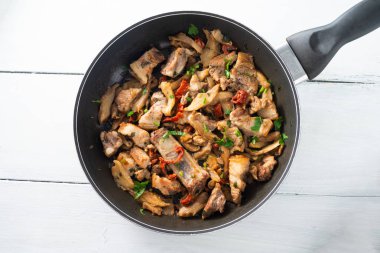 Tavada sebzeli ve baharatlı kızarmış et. 