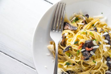 Mantar ve peynir ile lezzetli İtalyan tagliatelle Çanak