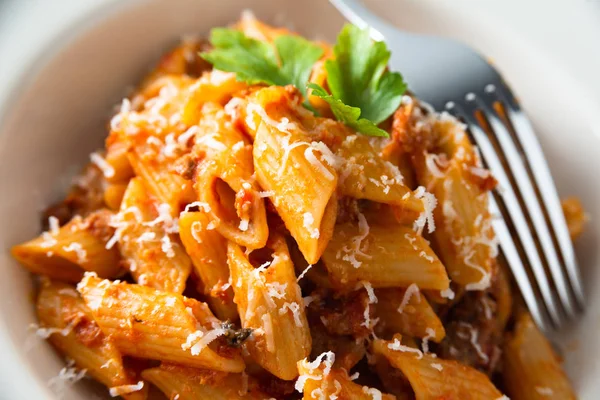 Maträtt Italienska Mezze Penne Pasta Med Ragu Sås Och Ost — Stockfoto