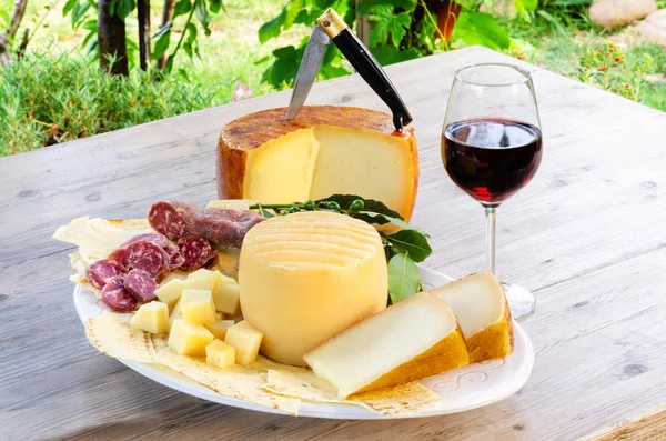 Sardunya salamı, pecorino peyniri ve şarap seçimi