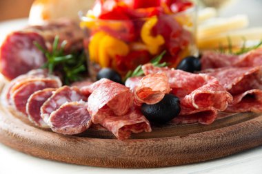 lezzetli dilimlenmiş salam ve peynir tabağı, İtalyan Antipasti 