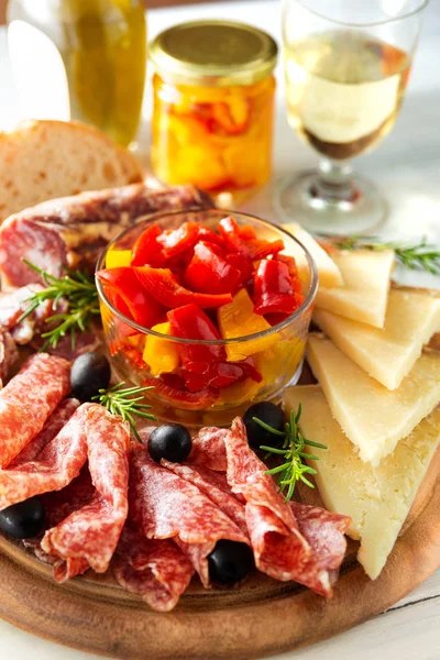 Talerz Pysznych Plasterki Salami Sera Włoski Antipasti — Zdjęcie stockowe