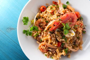 Risotto alla marinara, pirinç karışık deniz ürünleri ile tabak