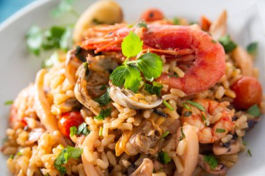 Risotto alla marinara, pirinç karışık deniz ürünleri ile tabak