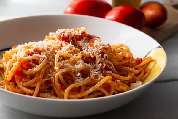Plato Deliciosos Espaguetis Tomate Italiano Con Queso Rallado — Foto de Stock