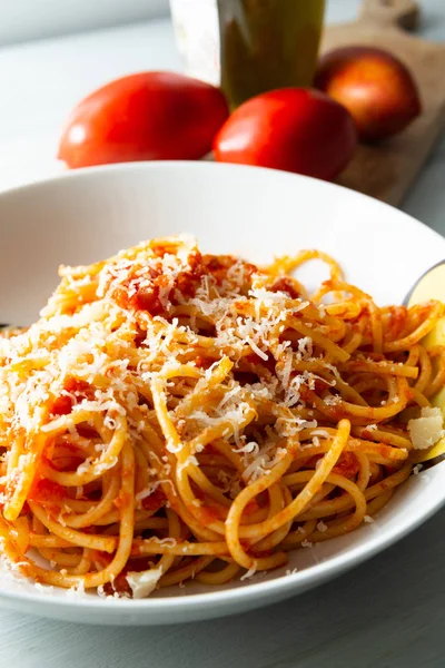 Plato Deliciosos Espaguetis Tomate Italiano Con Queso Rallado — Foto de Stock