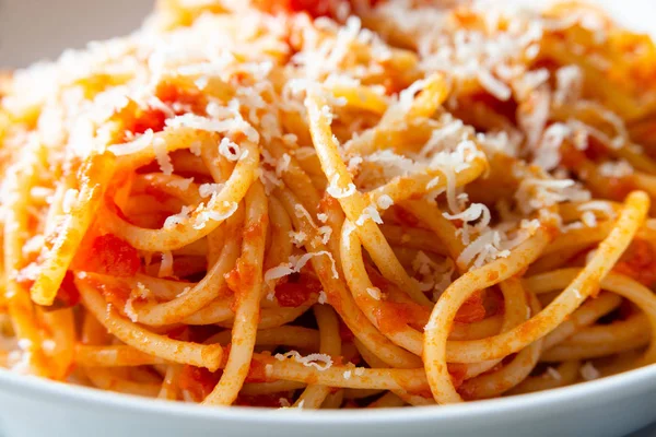 Gerecht Van Heerlijke Italiaanse Tomaten Spaghetti Met Geraspte Kaas — Stockfoto