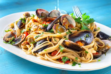 Linguine allo scoglio, tipik İtalyan Makarna ile karışık deniz ürünleri yemeği