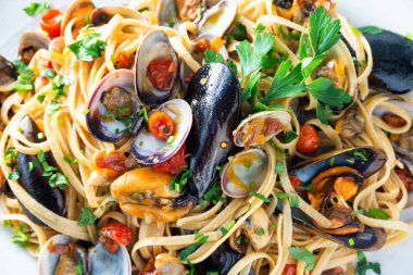 Linguine allo scoglio, tipik İtalyan Makarna ile karışık deniz ürünleri yemeği
