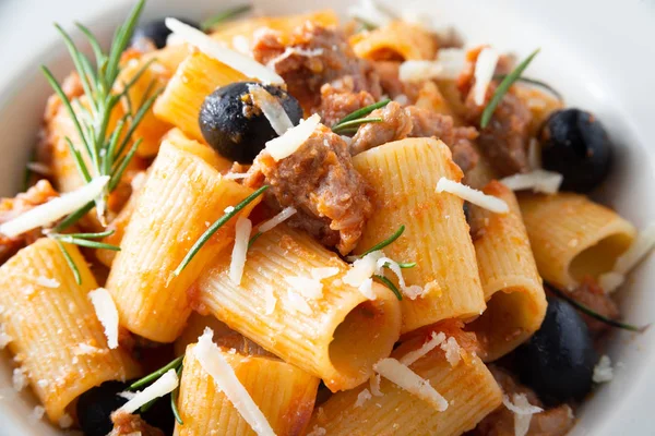 Piatto Pasta Mezze Maniche Con Salsiccia Maiale Olive Nere Salsa — Foto Stock