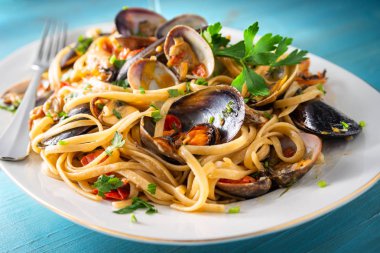 Linguine allo scoglio, tipik İtalyan Makarna ile karışık deniz ürünleri yemeği