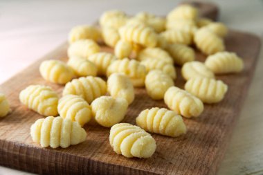 Kesme tahtasında taze İtalyan patates gnocchi 