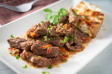 Tabakta sığır eti var, yakın.