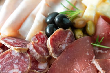 Pişmiş et, peynir, salam