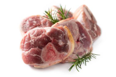 Beyaz arkaplanda izole edilmiş et