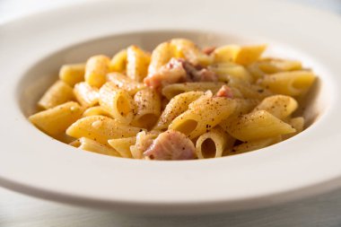 Jambon ve karabiber ile lezzetli İtalyan penne makarna çanak 