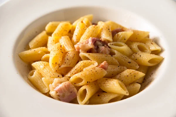 Plato Deliciosa Pasta Penne Italiana Con Tocino Pimienta Negra — Foto de Stock