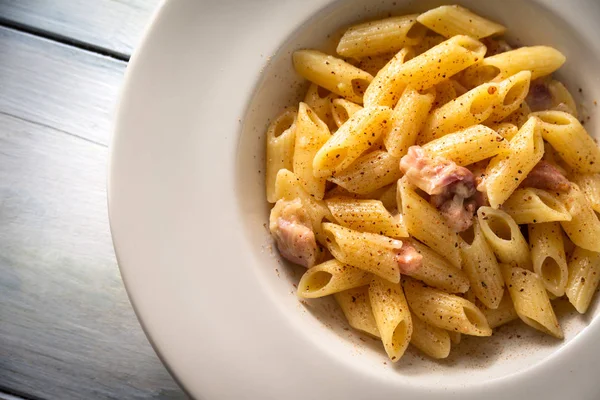 Plato Deliciosa Pasta Penne Italiana Con Tocino Pimienta Negra — Foto de Stock