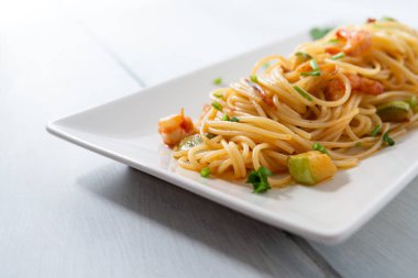 Tabak spagetti karides ve kabak ile