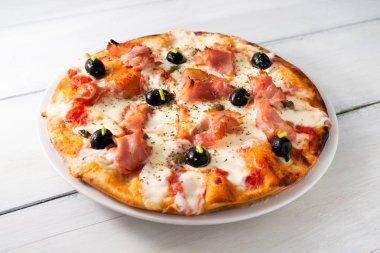 Sıcak pizza jambon ve siyah zeytin ile