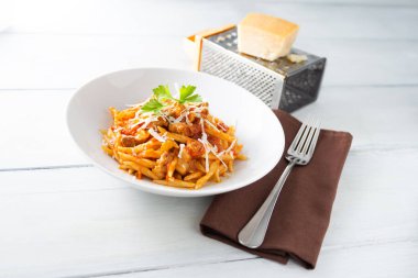 Trofie makarna ile et sosu ve kahvaltilari çanak