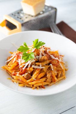 Trofie makarna ile et sosu ve kahvaltilari çanak