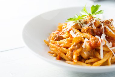 Trofie makarna ile et sosu ve kahvaltilari çanak