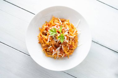 Trofie makarna ile et sosu ve kahvaltilari çanak