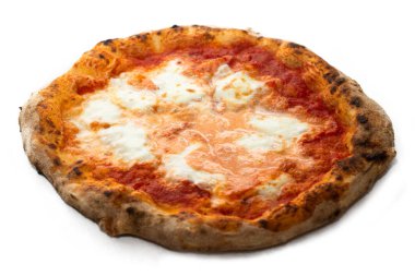 Klasik pizza buffalo mozzarella ve domates sos ile