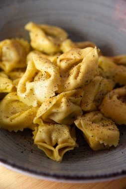 Mantı tabak mantar ile dolu