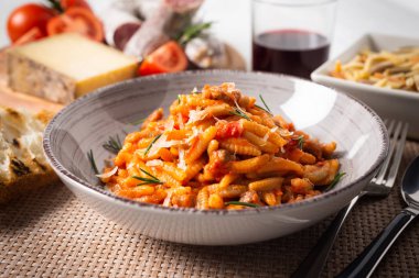 Malloreddus alla campidanese, sosis ve domates sos ile geleneksel Sardunyalı makarna yemek