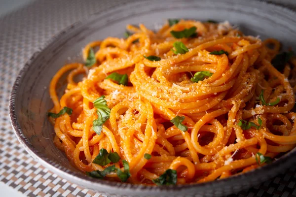 Espaguetis Con Salsa Tomate Albahaca Fresca Dieta Mediterránea — Foto de Stock