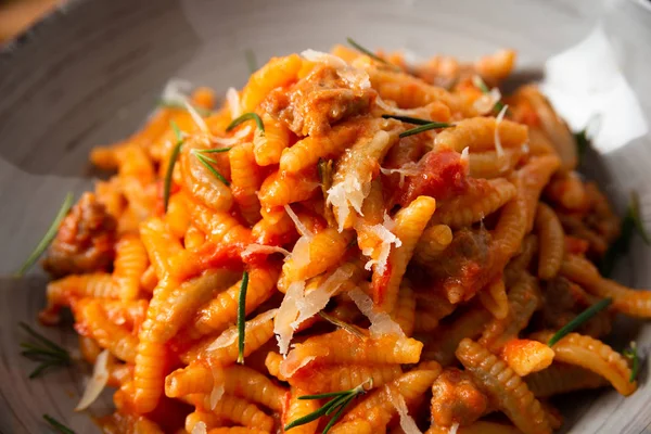 Malloreddus alla campidanese, sosis ve domates sos ile geleneksel Sardunyalı makarna yemek
