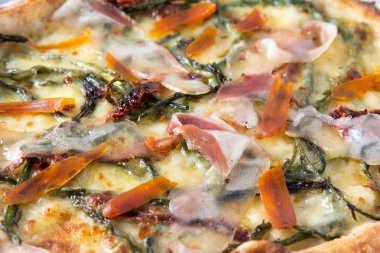 Guanciale, kuşkonus, mozzarella ve bottarga ile lezzetli gurme pizza 