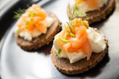 Füme somon ve peynir kremaile kanepe tepsisi 