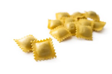 Taze İtalyan ravioli makarna beyaz arka plan izole