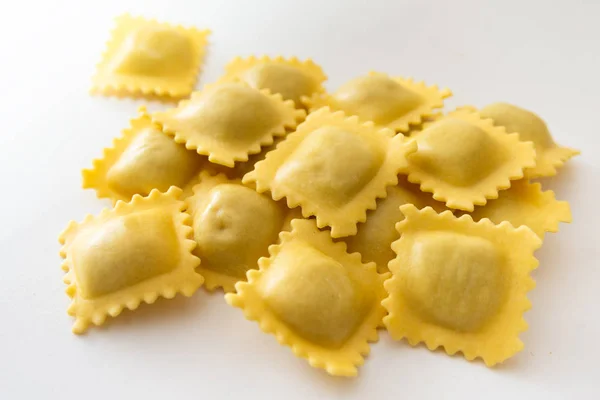 Ravioli Freschi Italiani Isolati Fondo Bianco — Foto Stock