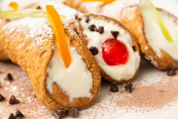 Cannoli Siciliansk Typisk Italiensk Dessert Med Ricotta Och Kanderad Frukt — Stockfoto