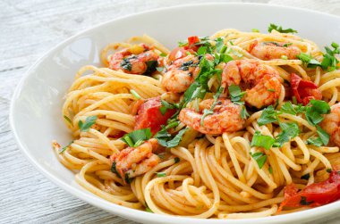 Karides ve domates soslu spagetti.