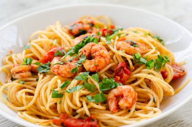 Karides ve domates soslu spagetti.