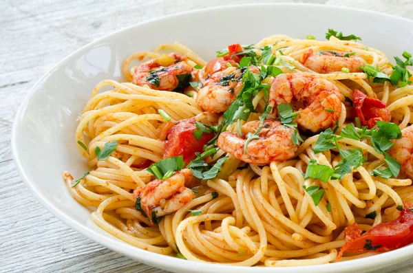 Spaghetti Med Räkor Och Tomatsås — Stockfoto