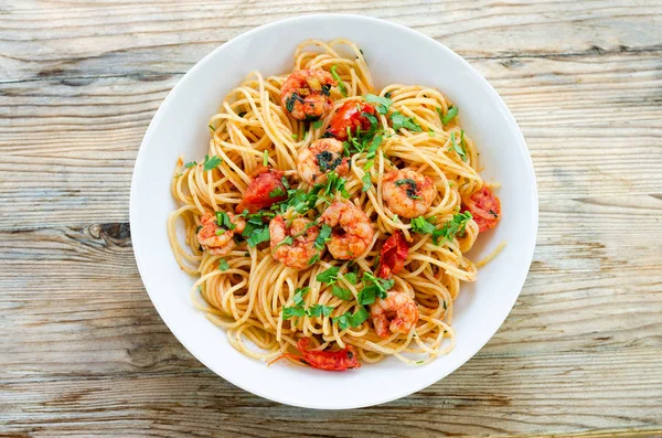 Espaguetis Con Gambas Salsa Tomate —  Fotos de Stock