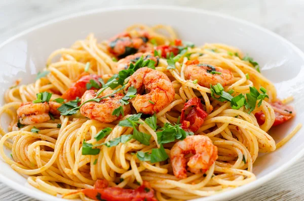 Spaghetti Con Gamberetti Salsa Pomodoro — Foto Stock