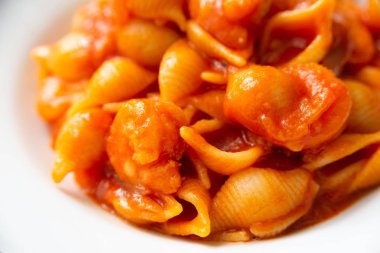 Lezzetli karides soslu İtalyan makarnası. 
